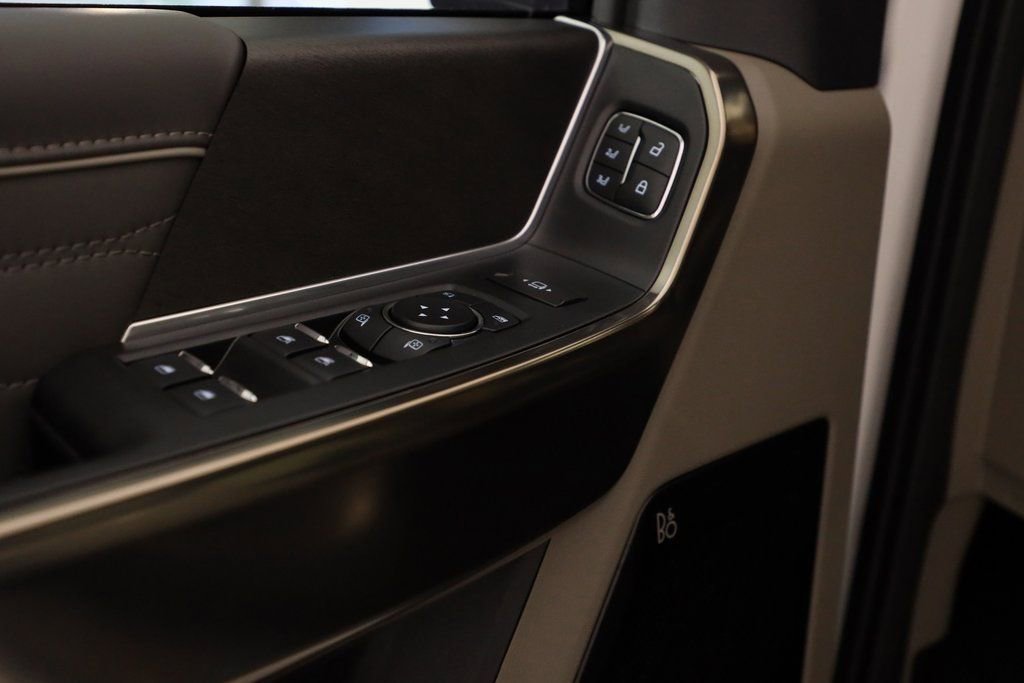 Used 2025 Ford F450 Platinum w/ Platinum Plus Package image 16