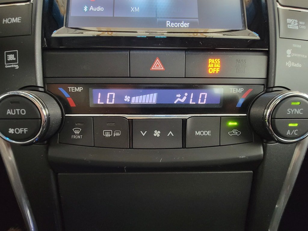 Used 2015 Toyota Camry XLE w/ Moonroof Package FWD image 23
