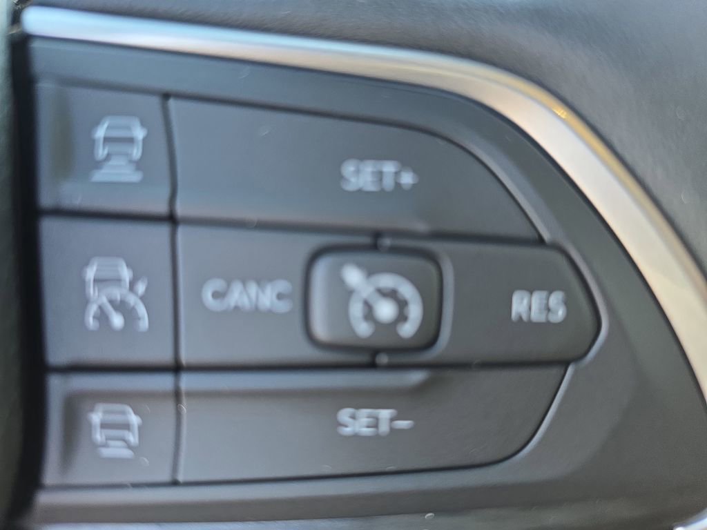 New 2025 Jeep Grand Cherokee Altitude image 18