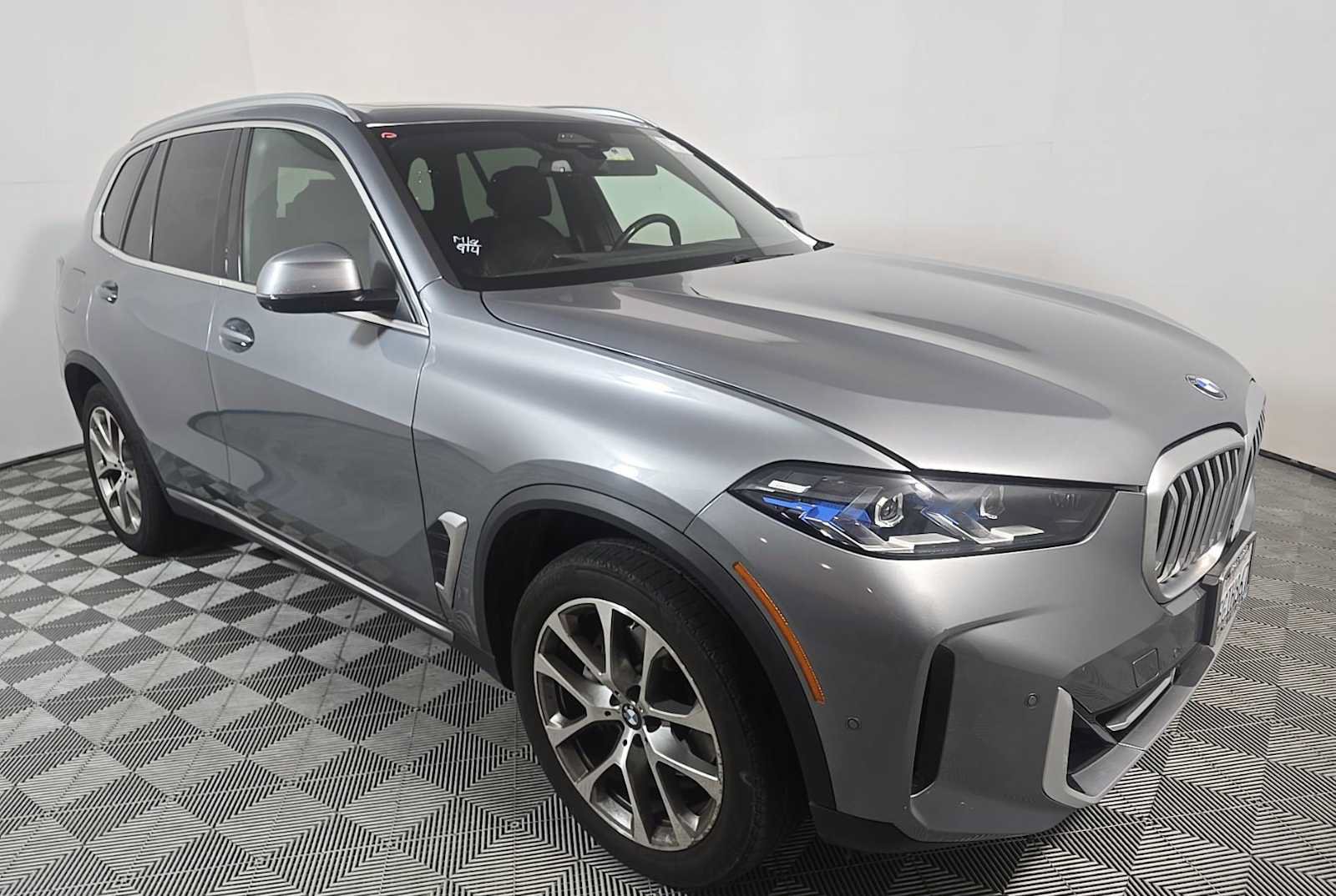 Used 2024 BMW X5 xDrive40i w/ Premium Package AWD/4WD image 3