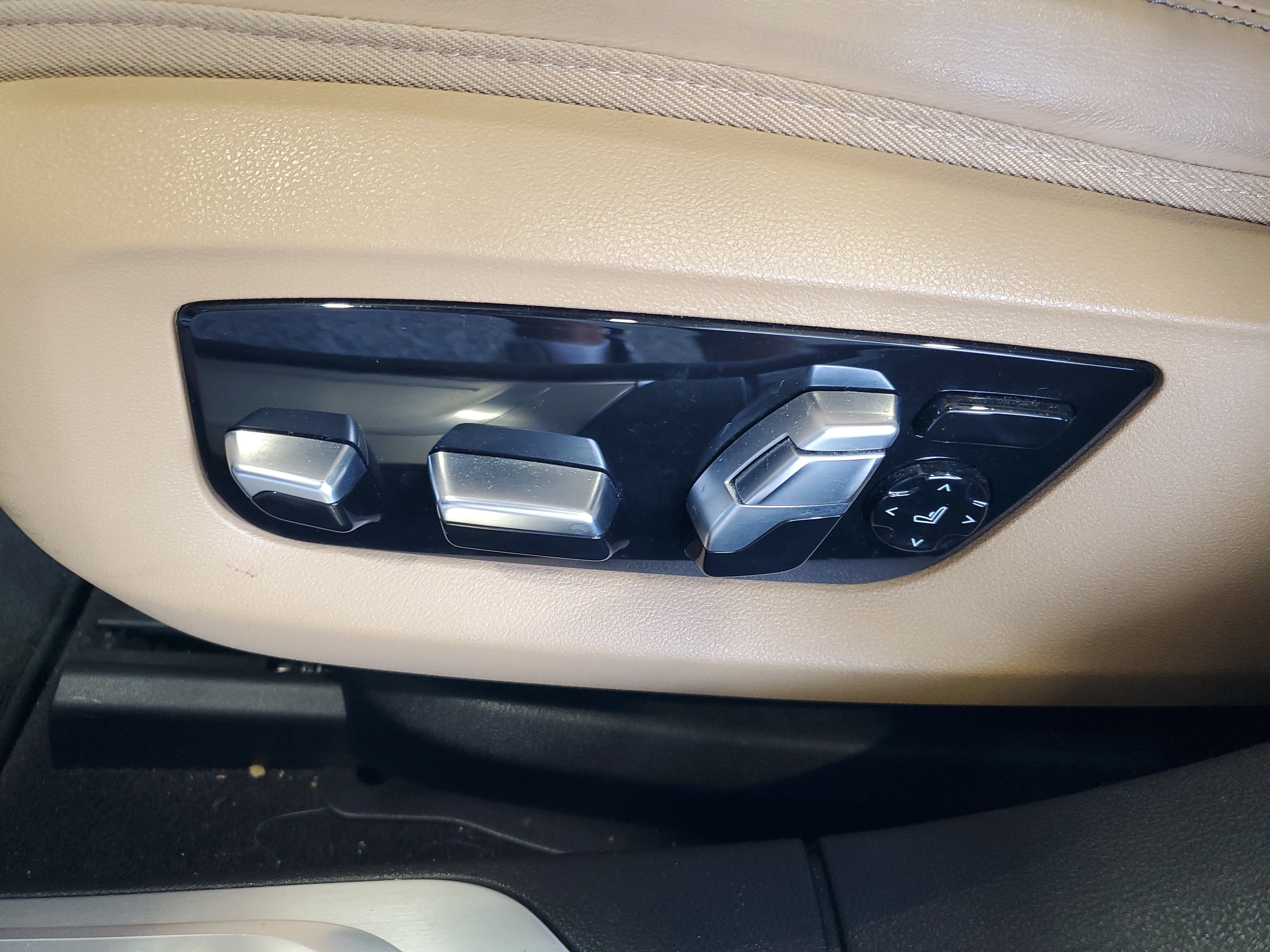 Used 2022 BMW 740i w/ M Sport Package RWD image 19