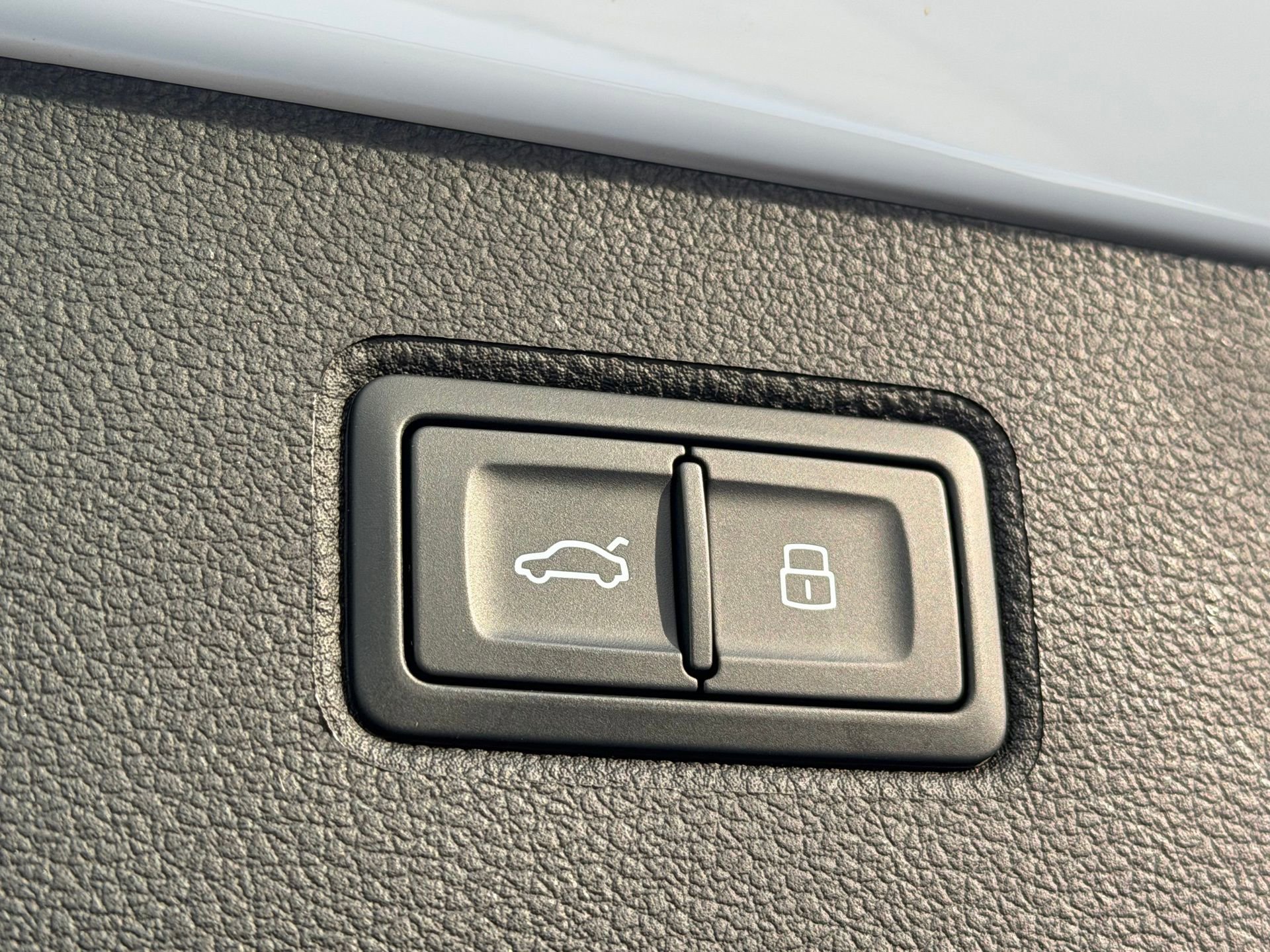 Used 2023 Bentley Bentayga Extended Wheelbase image 22