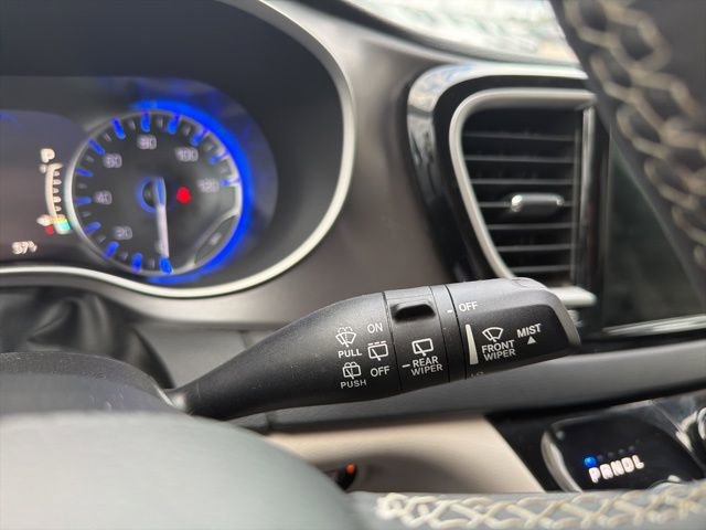 Used 2022 Chrysler Pacifica Touring-L image 15