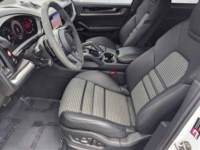 Used 2024 Porsche Cayenne Turbo AWD/4WD image 16