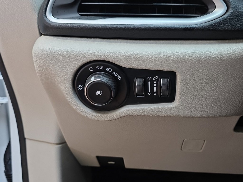 Used 2019 Chrysler Pacifica Touring Plus w/ Tire & Wheel Group image 27