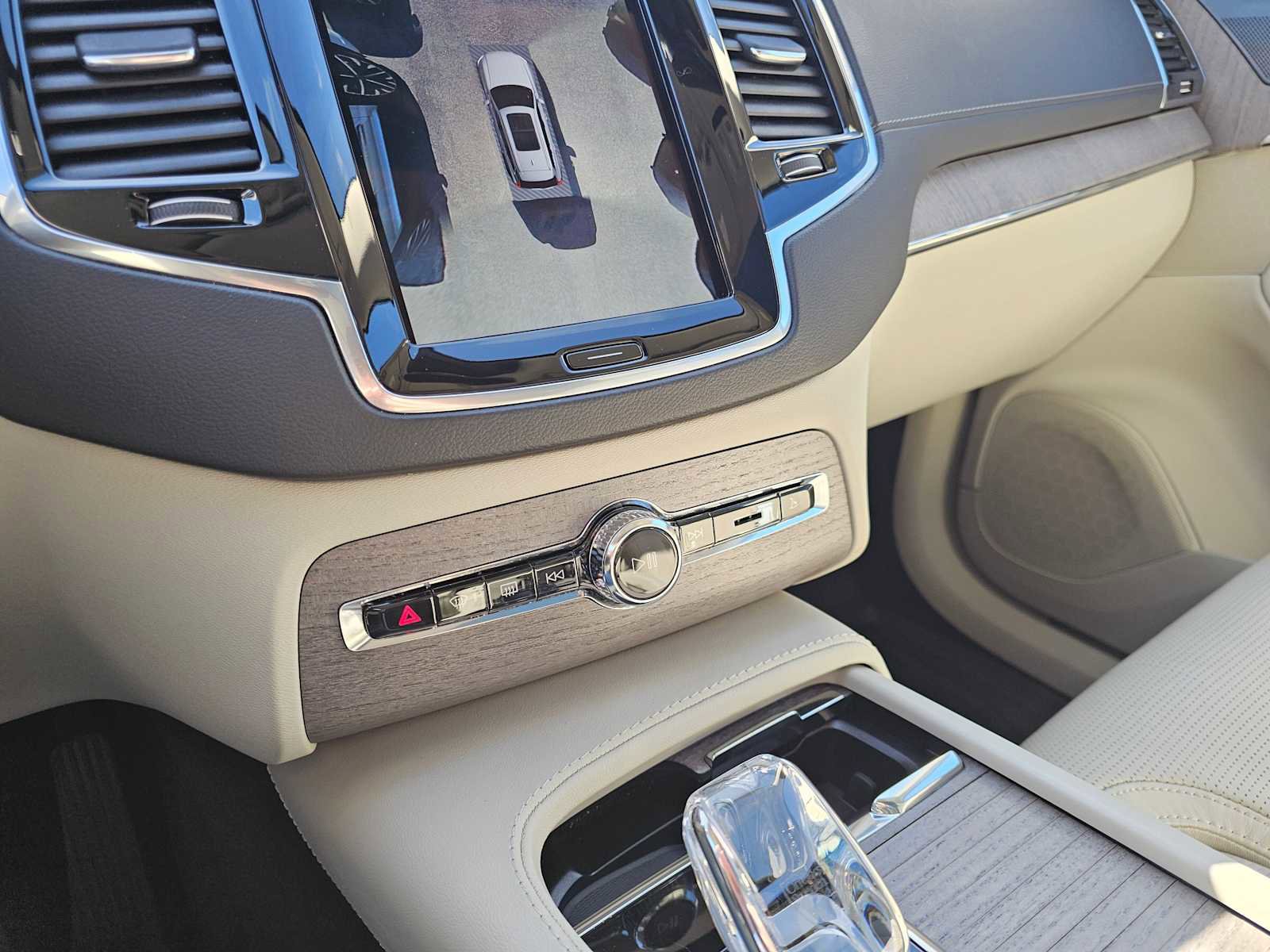 Certified 2023 Volvo XC90 B6 Ultimate w/ Protection Package Premier image 29