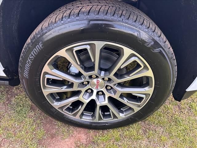 New 2026 GMC Yukon Denali w/ Denali Reserve Package image 13