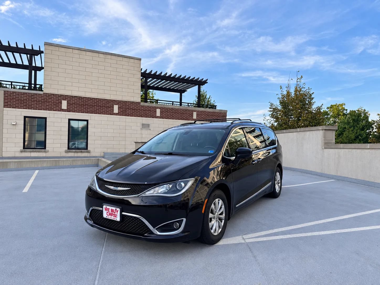 Used 2018 Chrysler Pacifica Touring-L FWD image 3