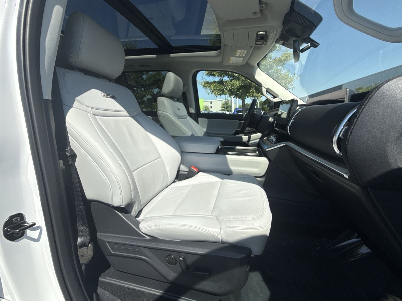 Used 2025 Ford Expedition Platinum AWD/4WD image 28
