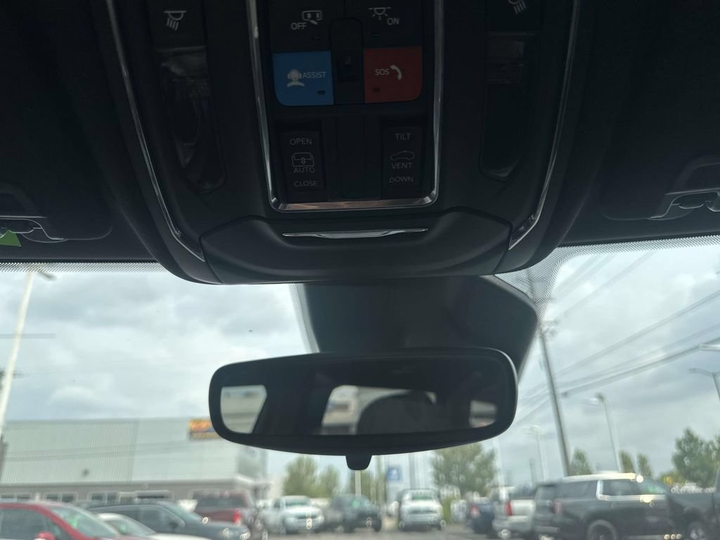 Used 2024 Jeep Grand Cherokee L Laredo w/ Luxury Tech Group I AWD/4WD image 32