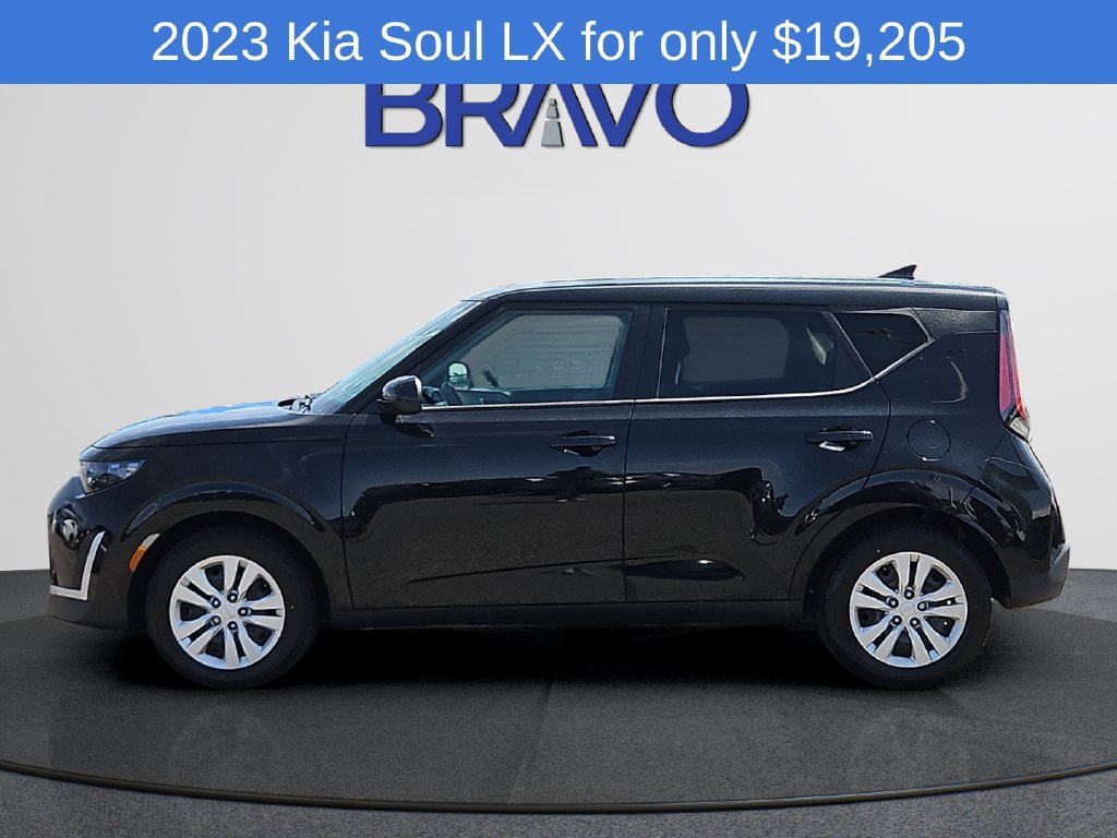 Used 2023 Kia Soul LX FWD image 2