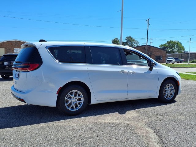 New 2027 Chrysler Pacifica Select FWD image 21