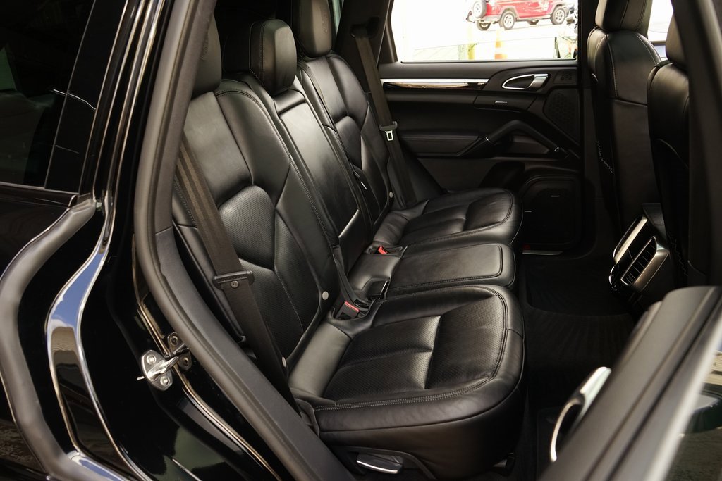 Used 2017 Porsche Cayenne S image 19