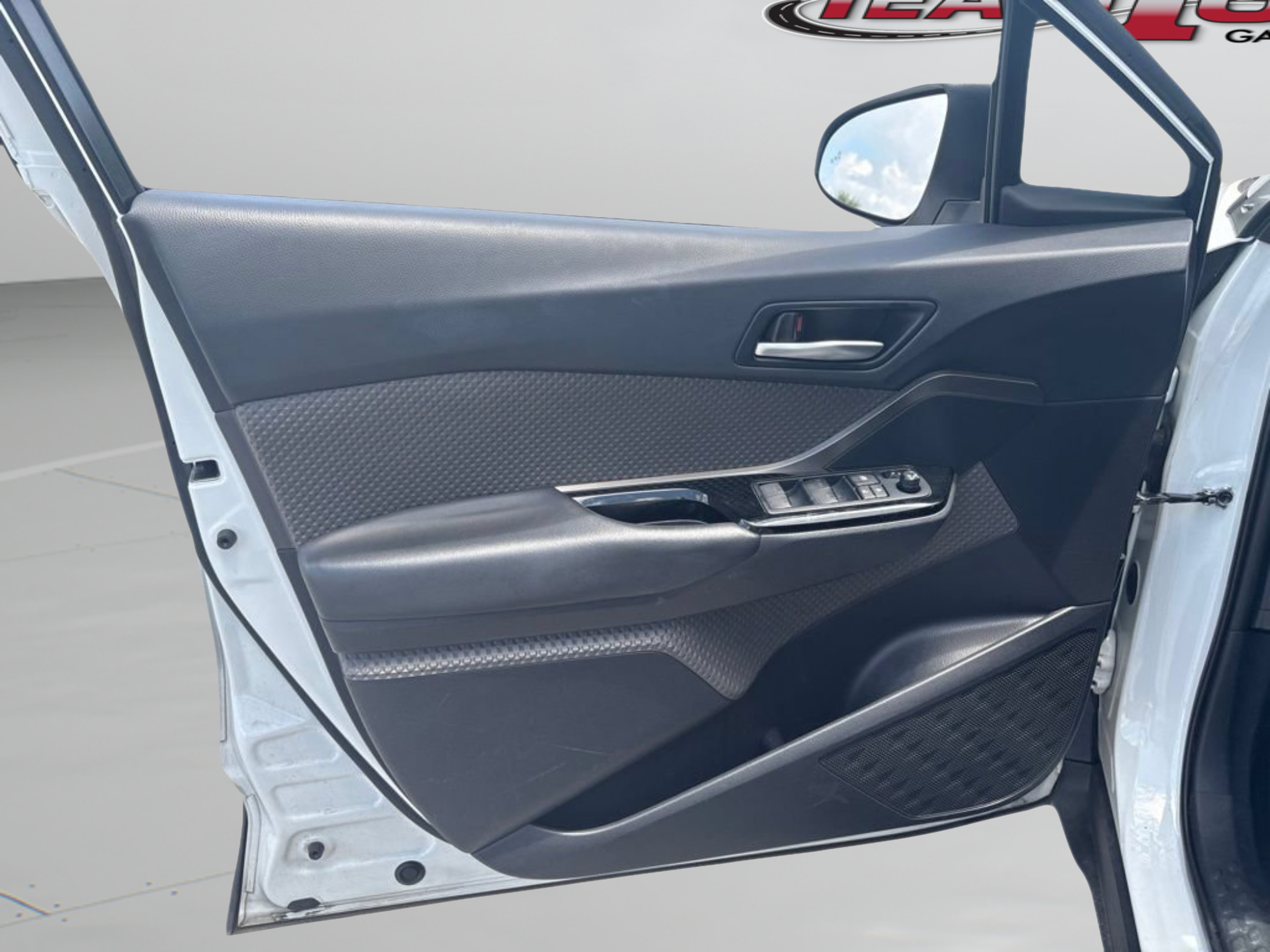 Used 2022 Toyota C-HR Limited FWD image 17