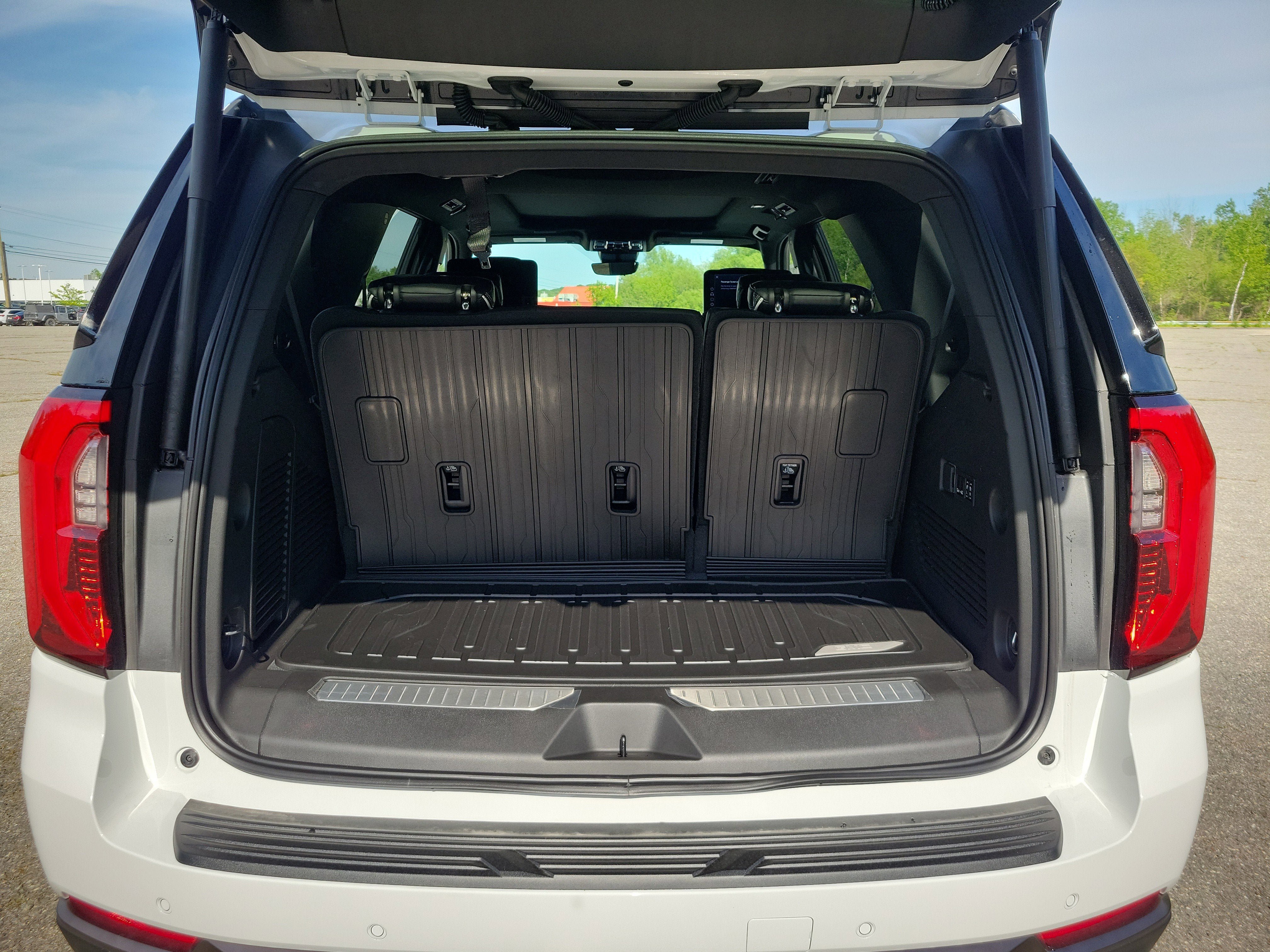 New 2026 GMC Yukon AT4 Ultimate w/ LPO, Floor Liner Package AWD/4WD image 16