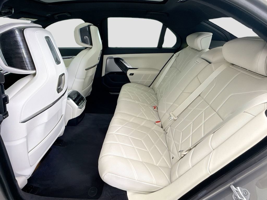 Certified 2025 BMW i7 eDrive50 w/ M Sport Package RWD image 20
