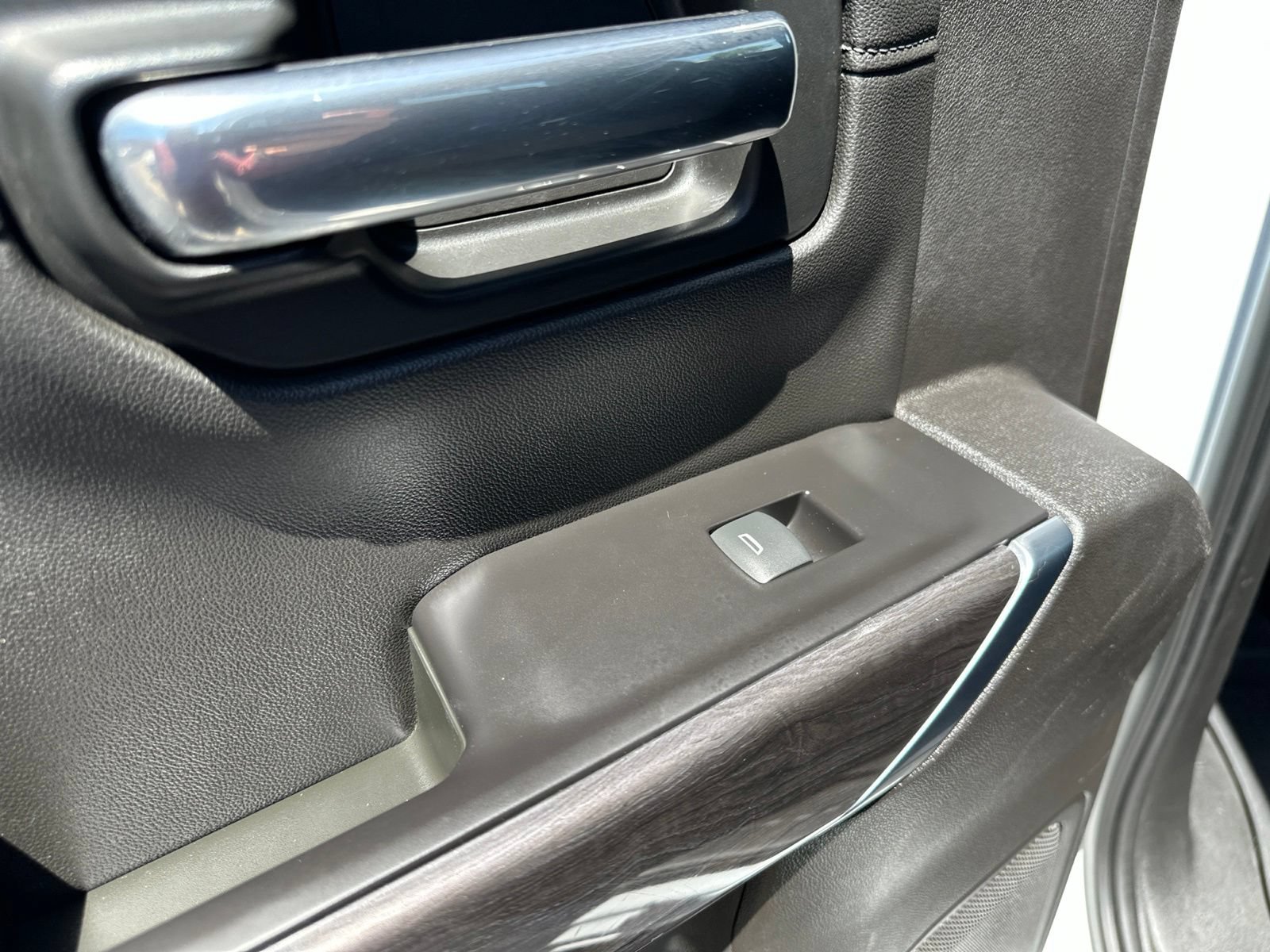 Used 2019 Chevrolet Silverado 1500 LTZ w/ LTZ Premium Package AWD/4WD image 28