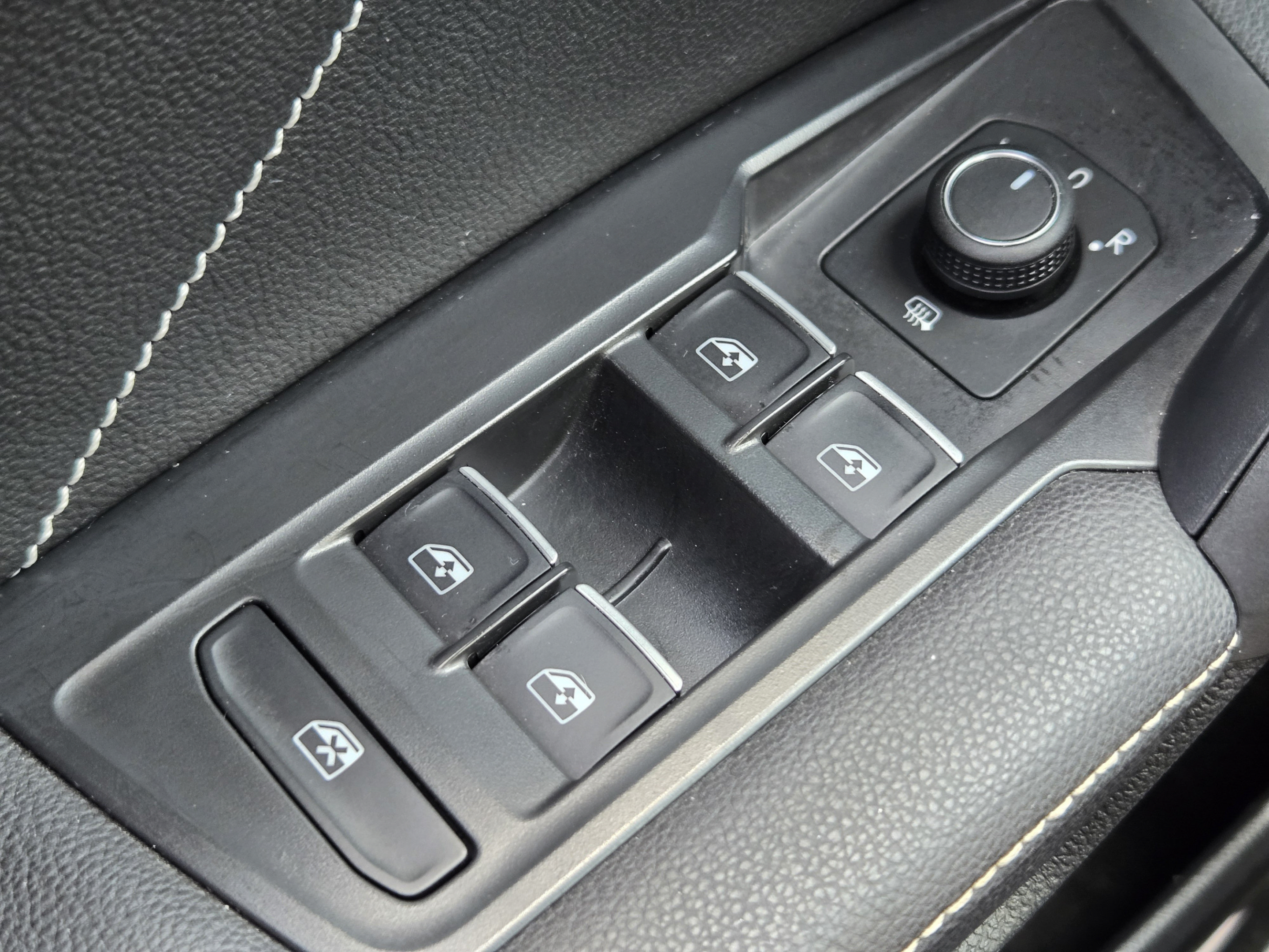 Used 2023 Volkswagen Tiguan SE R-Line FWD image 24
