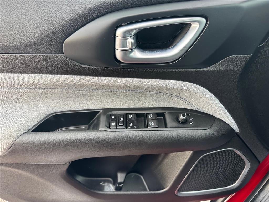 Used 2025 Jeep Compass Sport image 19