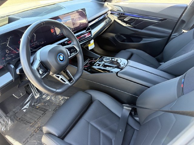 Used 2026 BMW 550e xDrive w/ Executive Package AWD/4WD image 5