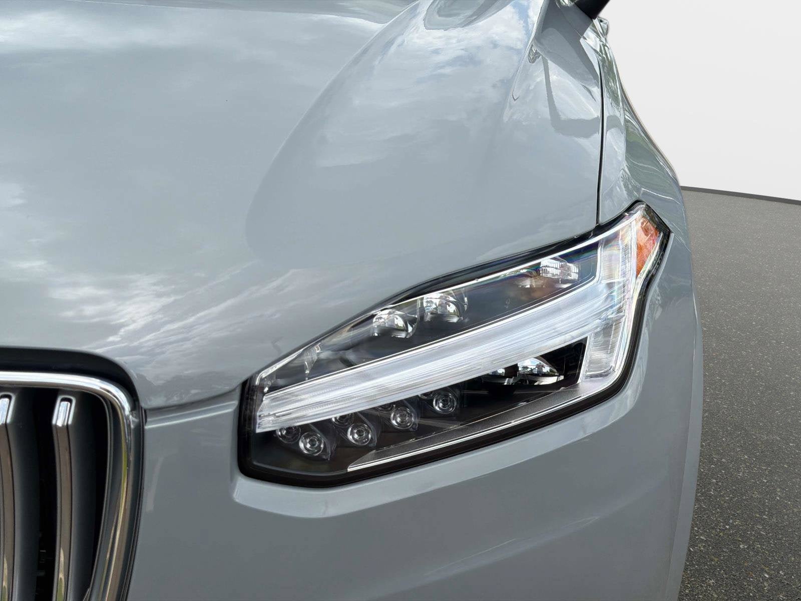 Used 2025 Volvo XC90 B5 Core w/ Protection Package Premier AWD/4WD image 9