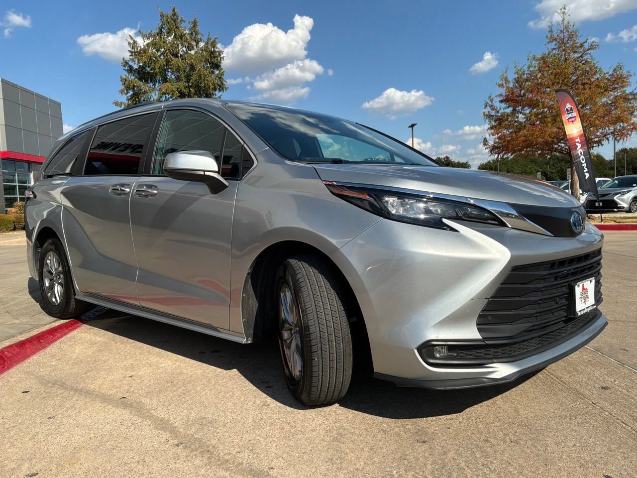 Used 2025 Toyota Sienna XLE FWD image 4