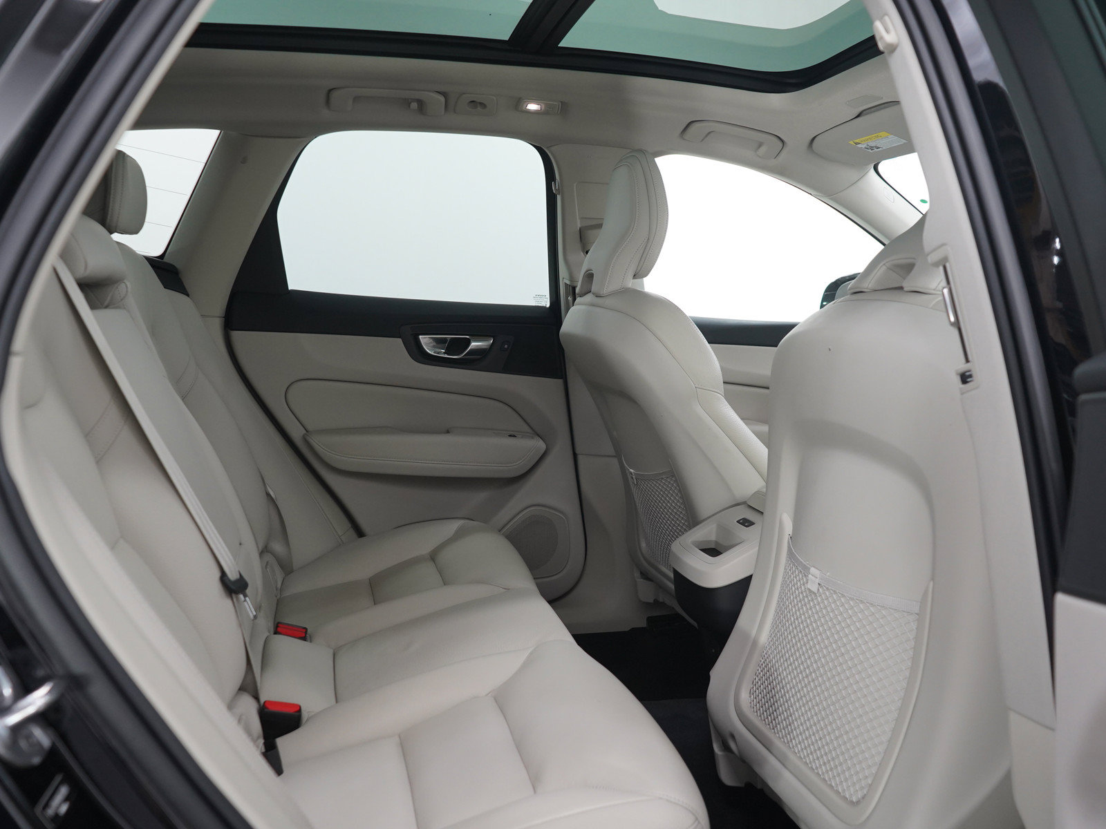 Used 2022 Volvo XC60 B5 Momentum w/ Climate Package AWD/4WD image 14