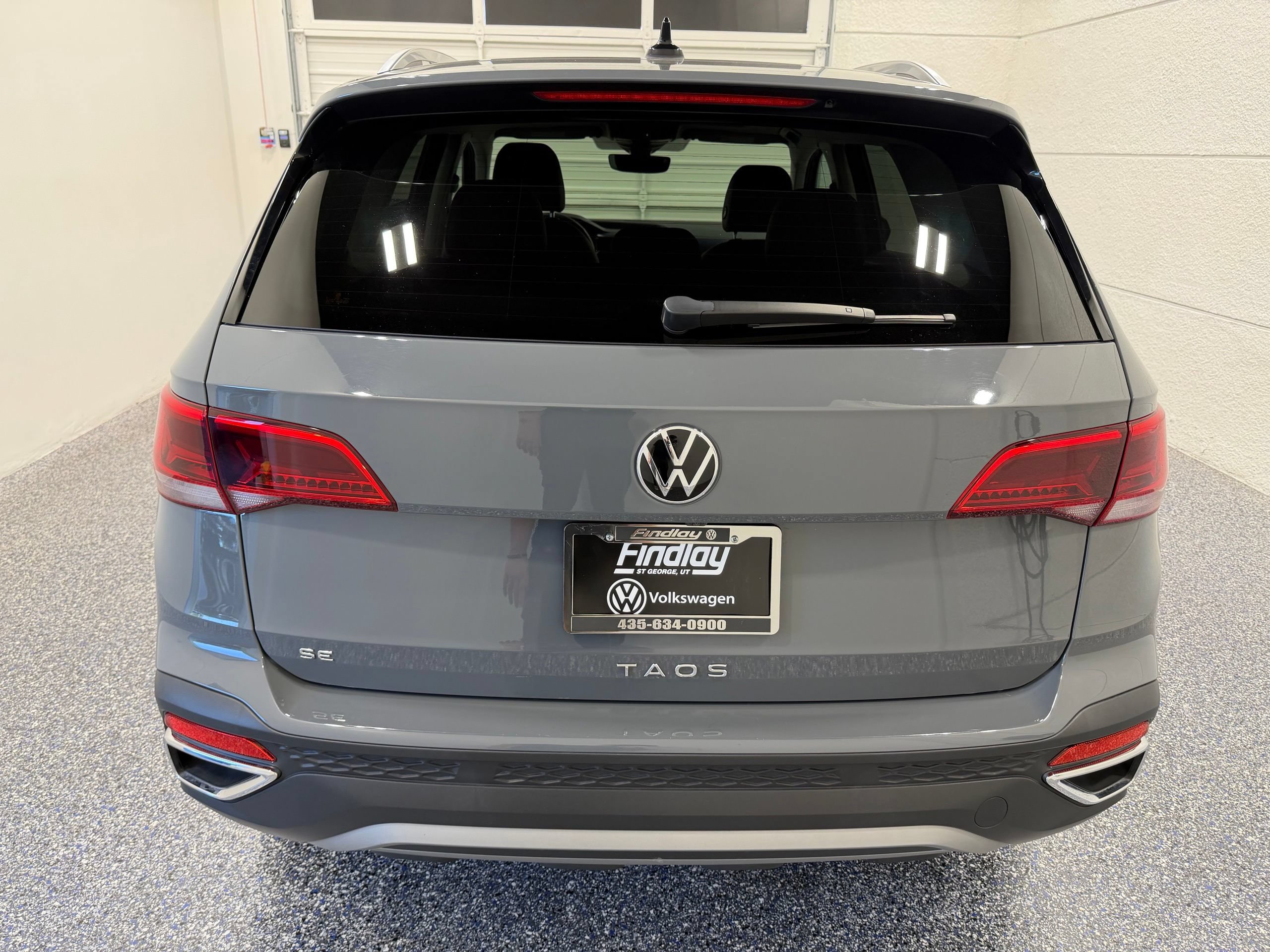 Used 2023 Volkswagen Taos SE w/ Panoramic Sunroof Package FWD image 5
