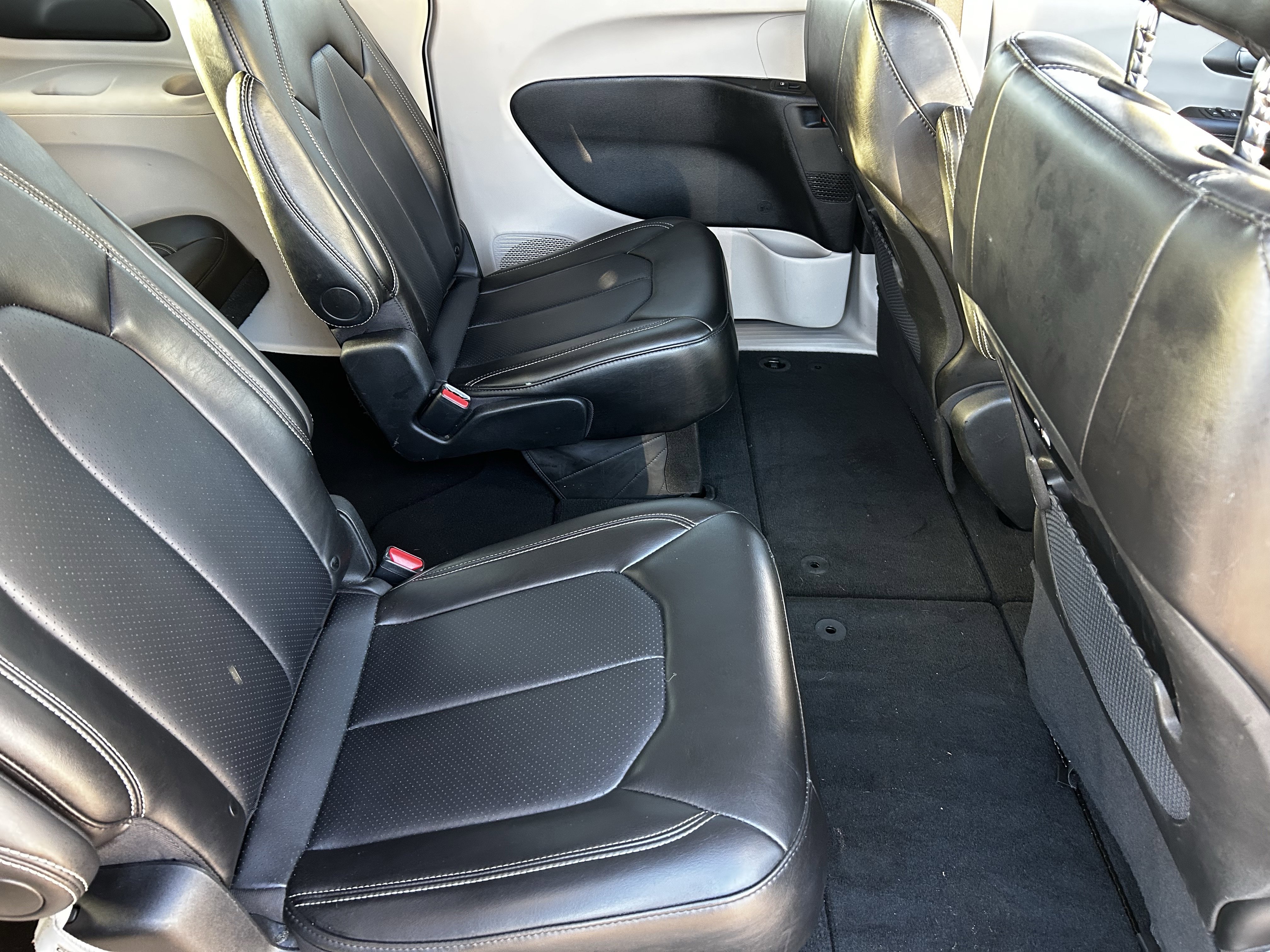 Certified 2024 Chrysler Pacifica Touring-L image 12