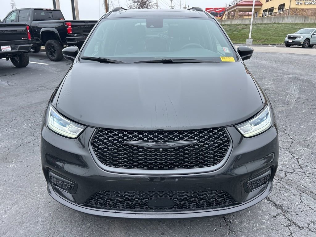 Used 2024 Chrysler Pacifica Premium image 2