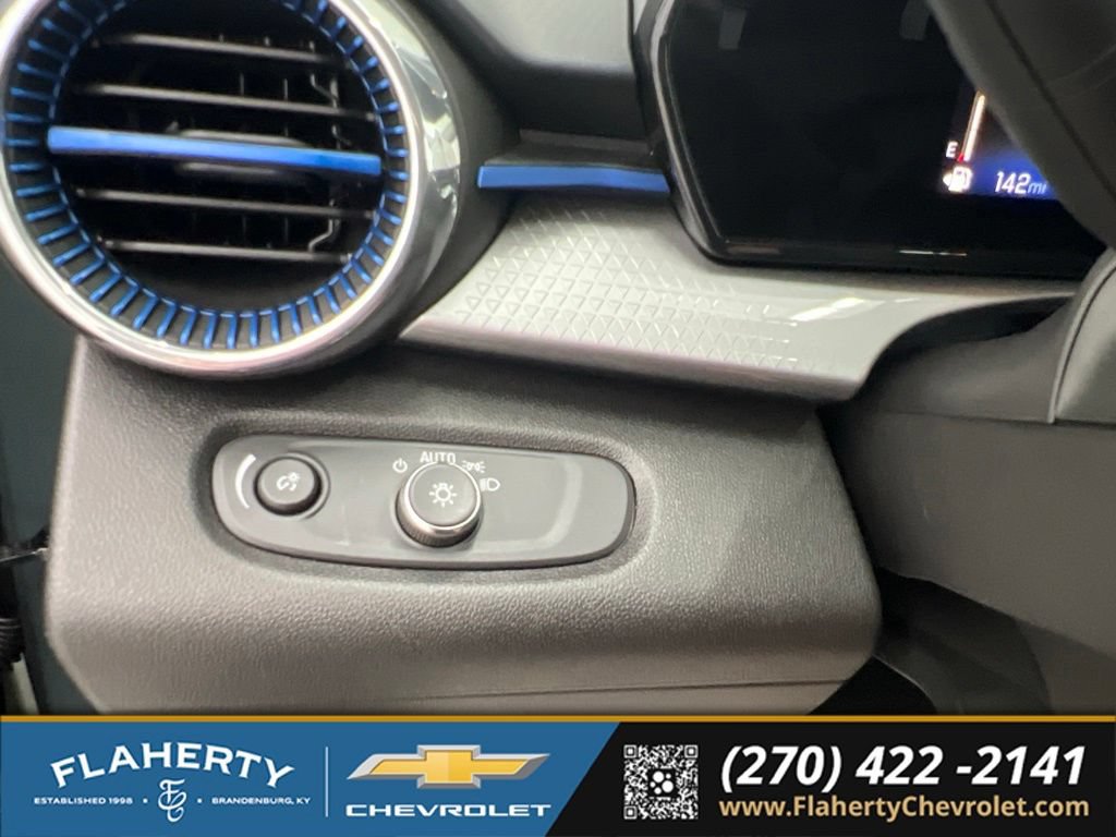 Used 2025 Chevrolet Trax LT FWD image 22
