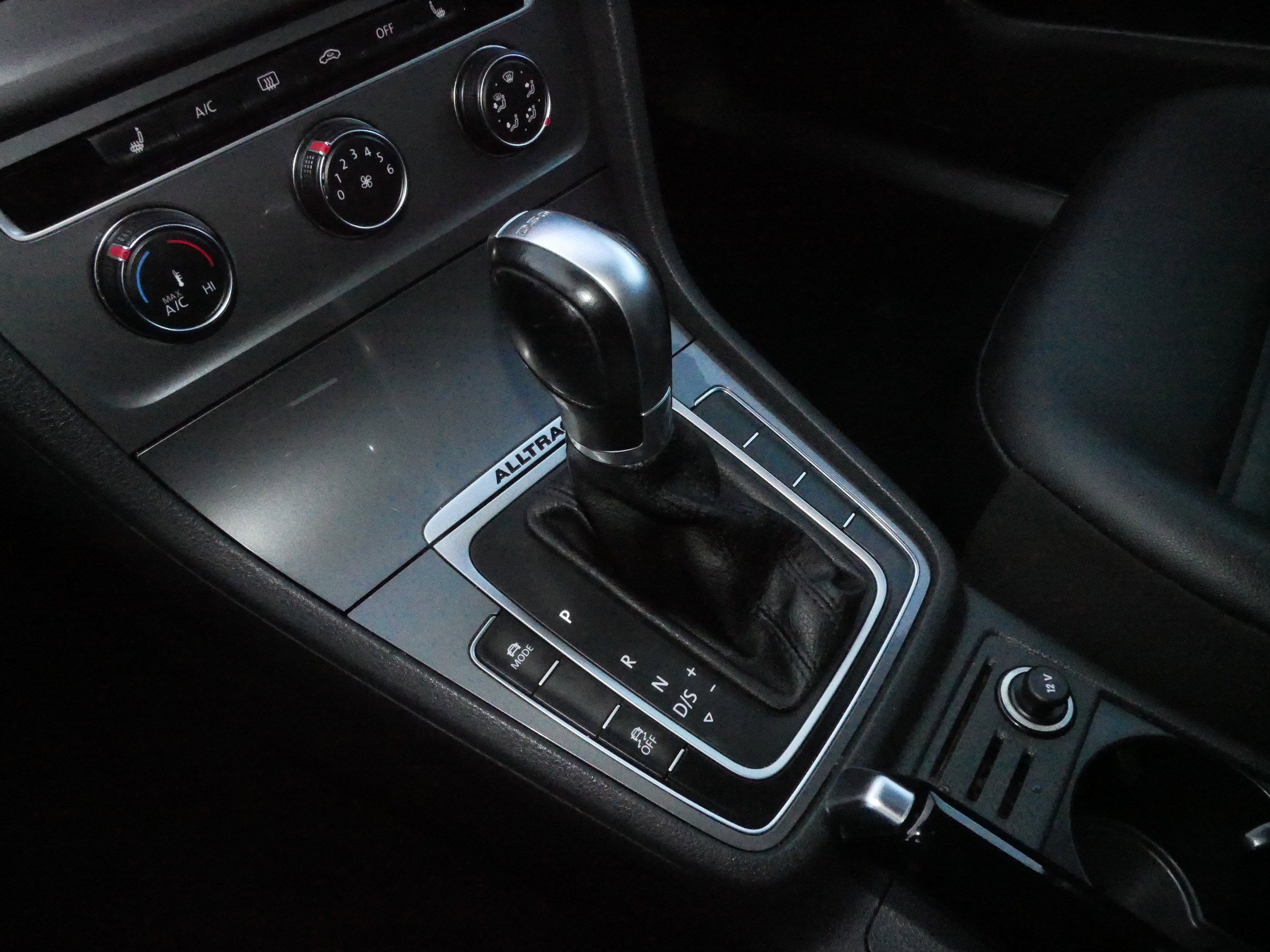 Used 2017 Volkswagen Golf Alltrack S image 24