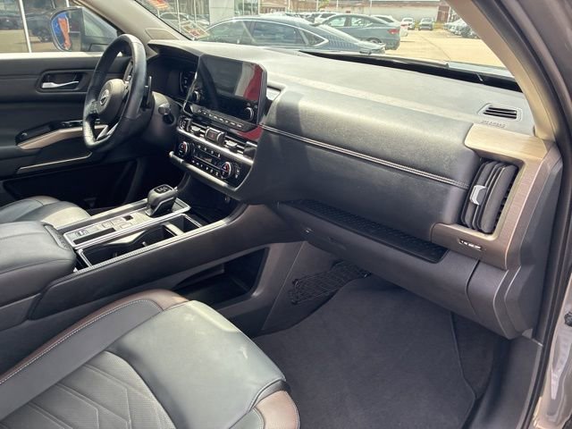 Used 2024 Nissan Pathfinder Platinum FWD image 12