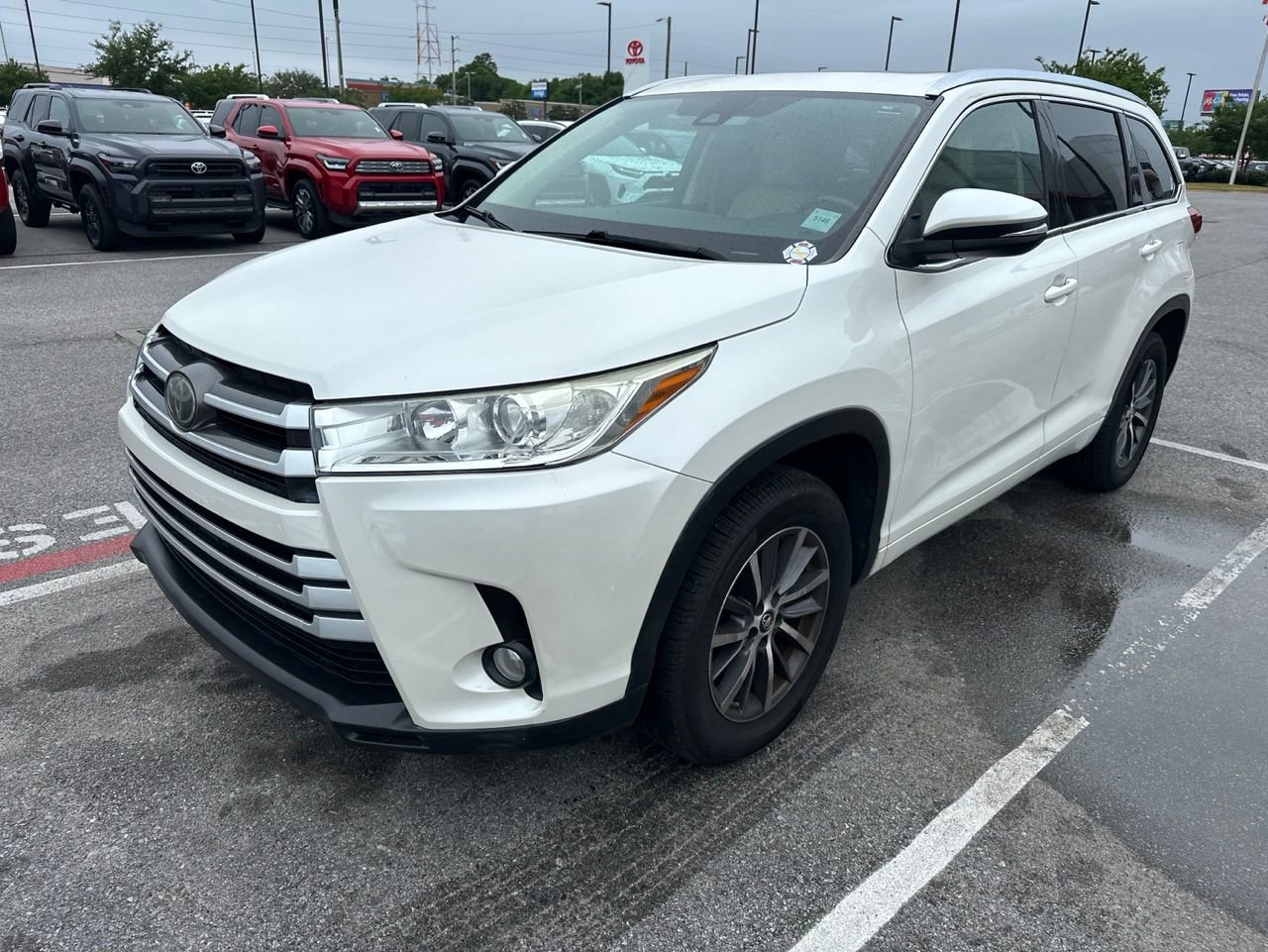 Used 2017 Toyota Highlander XLE FWD image 1