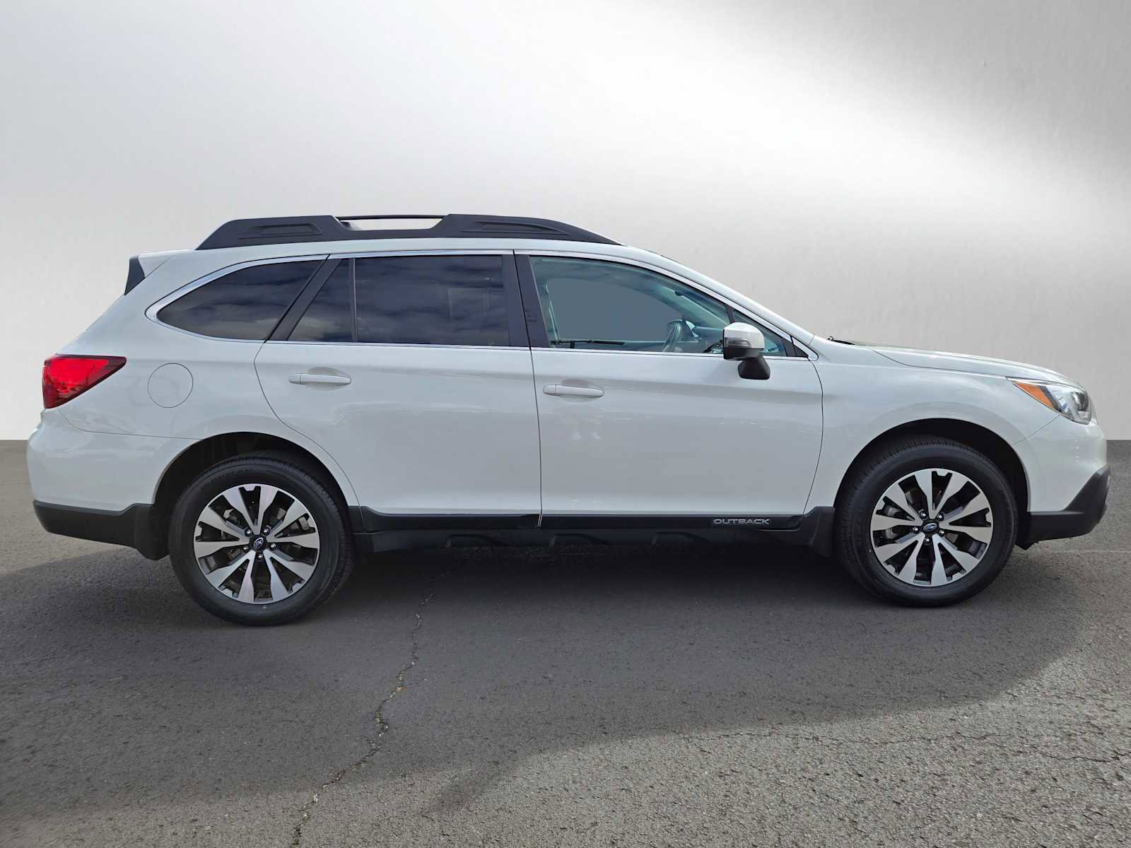 Used 2016 Subaru Outback 2.5i Limited w/ Popular Package #4 AWD/4WD image 2