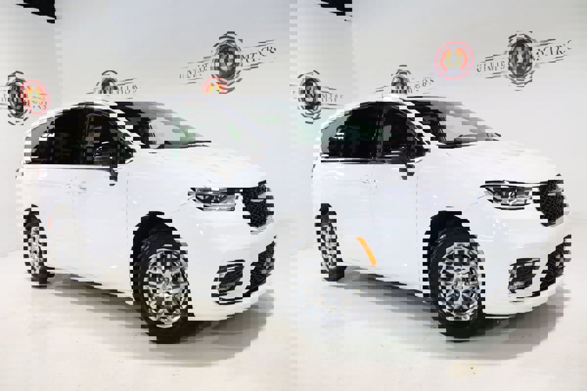 Used 2024 Chrysler Pacifica Touring-L image 70