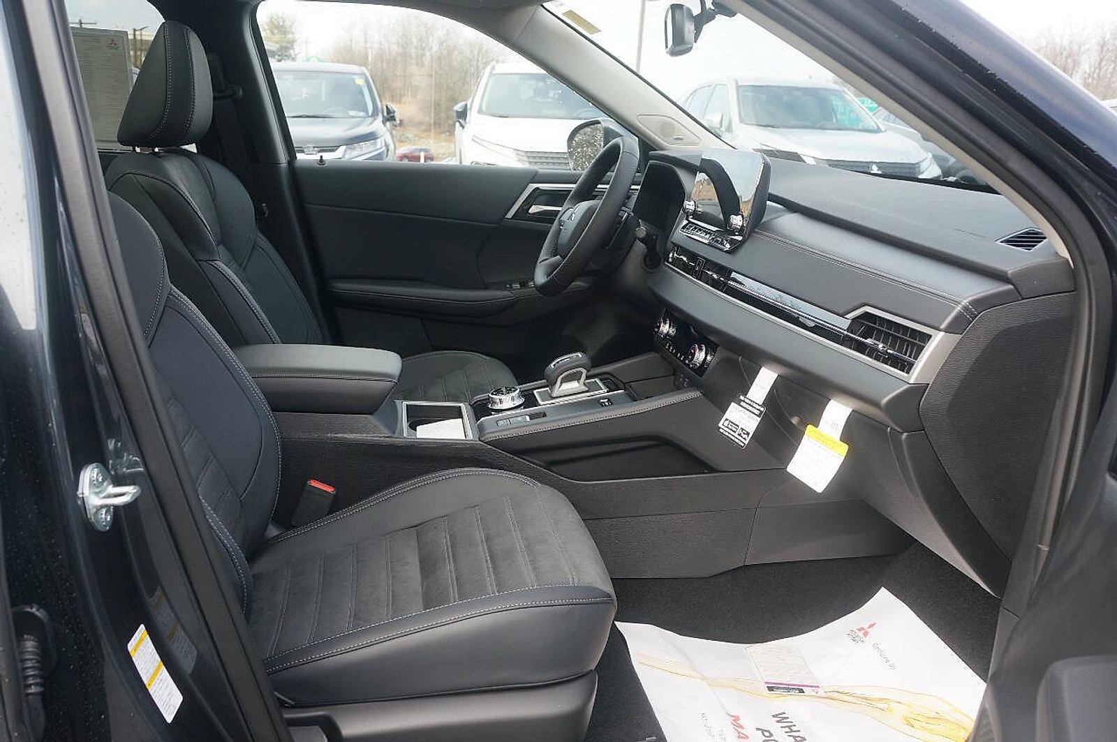 New 2025 Mitsubishi Outlander SE image 16