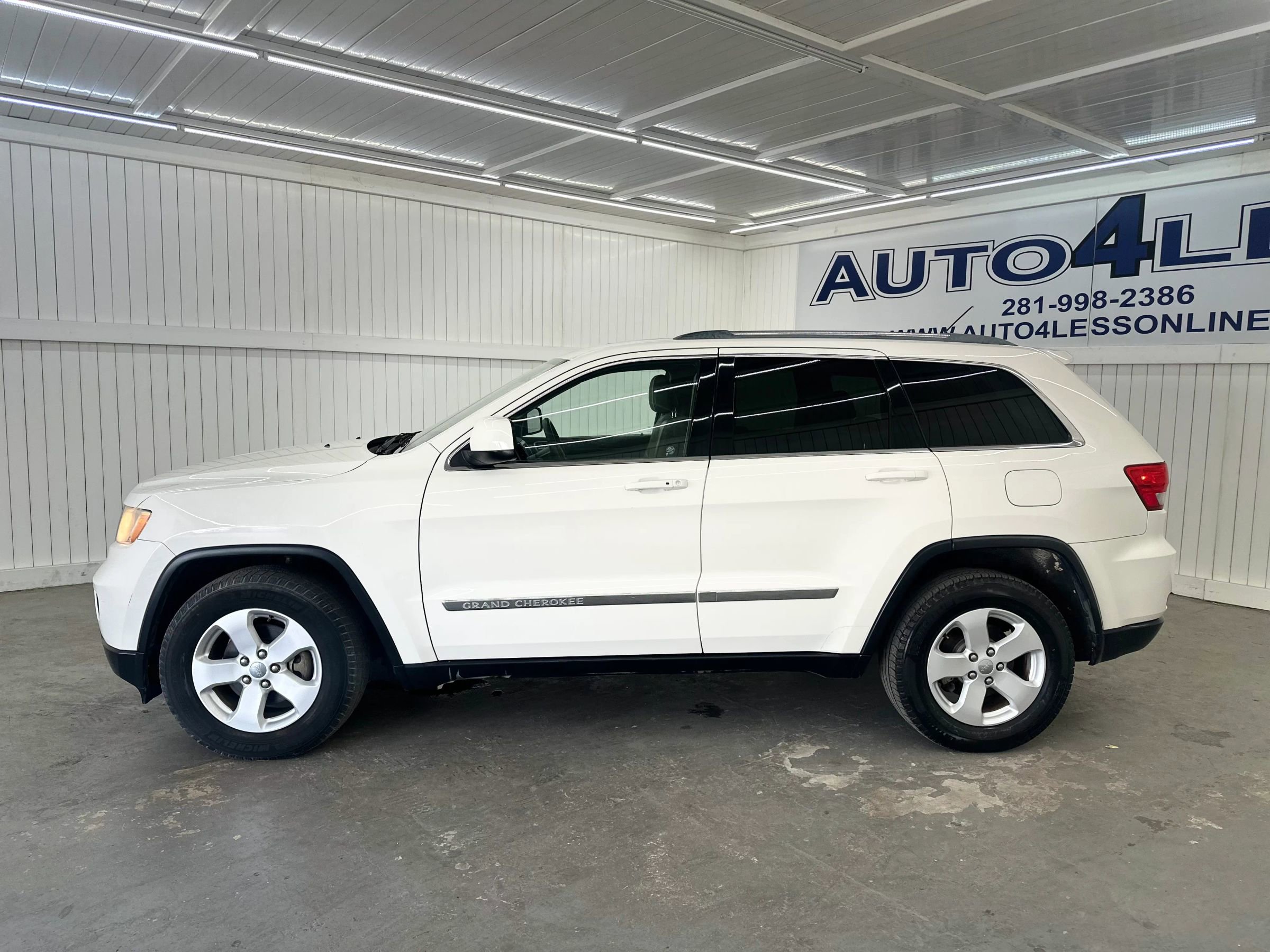 Used 2011 Jeep Grand Cherokee Laredo RWD image 8