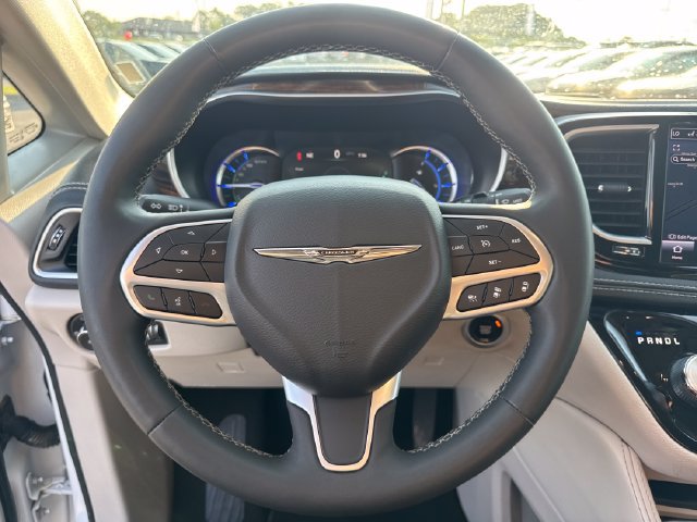 Used 2023 Chrysler Pacifica Limited FWD image 28