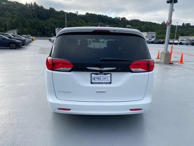 Used 2022 Chrysler Voyager LX FWD image 7