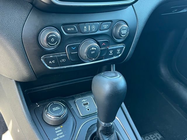 Used 2019 Jeep Cherokee Latitude Plus AWD/4WD image 18
