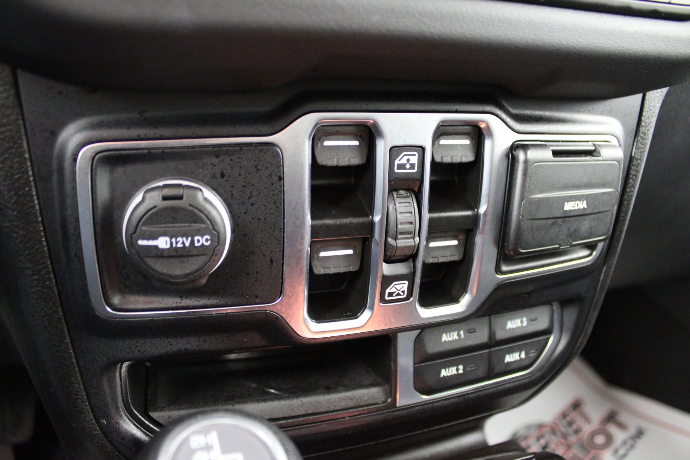 Used 2024 Jeep Wrangler Unlimited Sahara image 25