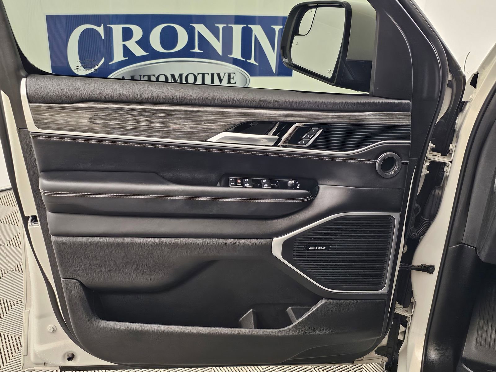 Used 2022 Jeep Wagoneer Series II w/ Premium Group I AWD/4WD image 2