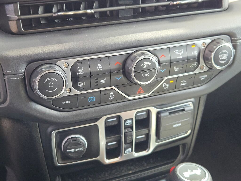 Used 2025 Jeep Wrangler Unlimited Sahara w/ Safety Group image 23