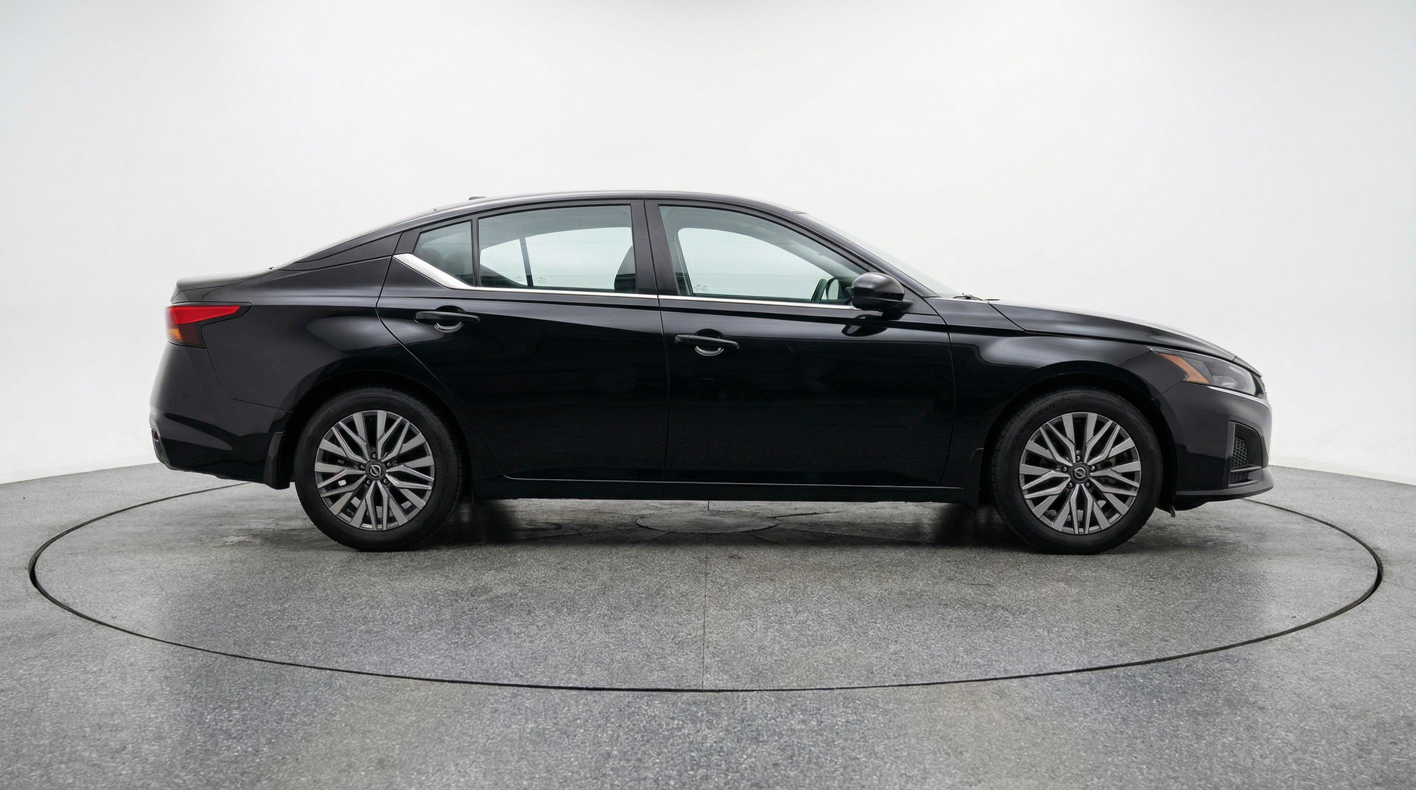 Used 2025 Nissan Altima 2.5 SV FWD image 11