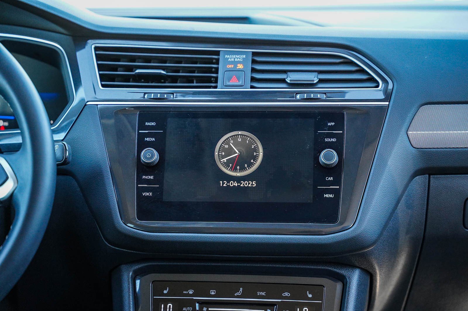 Used 2024 Volkswagen Tiguan SE image 15