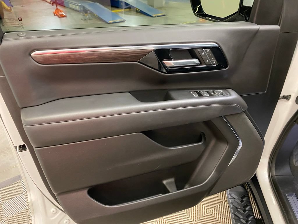 Used 2025 Chevrolet Suburban Z71 AWD/4WD image 23