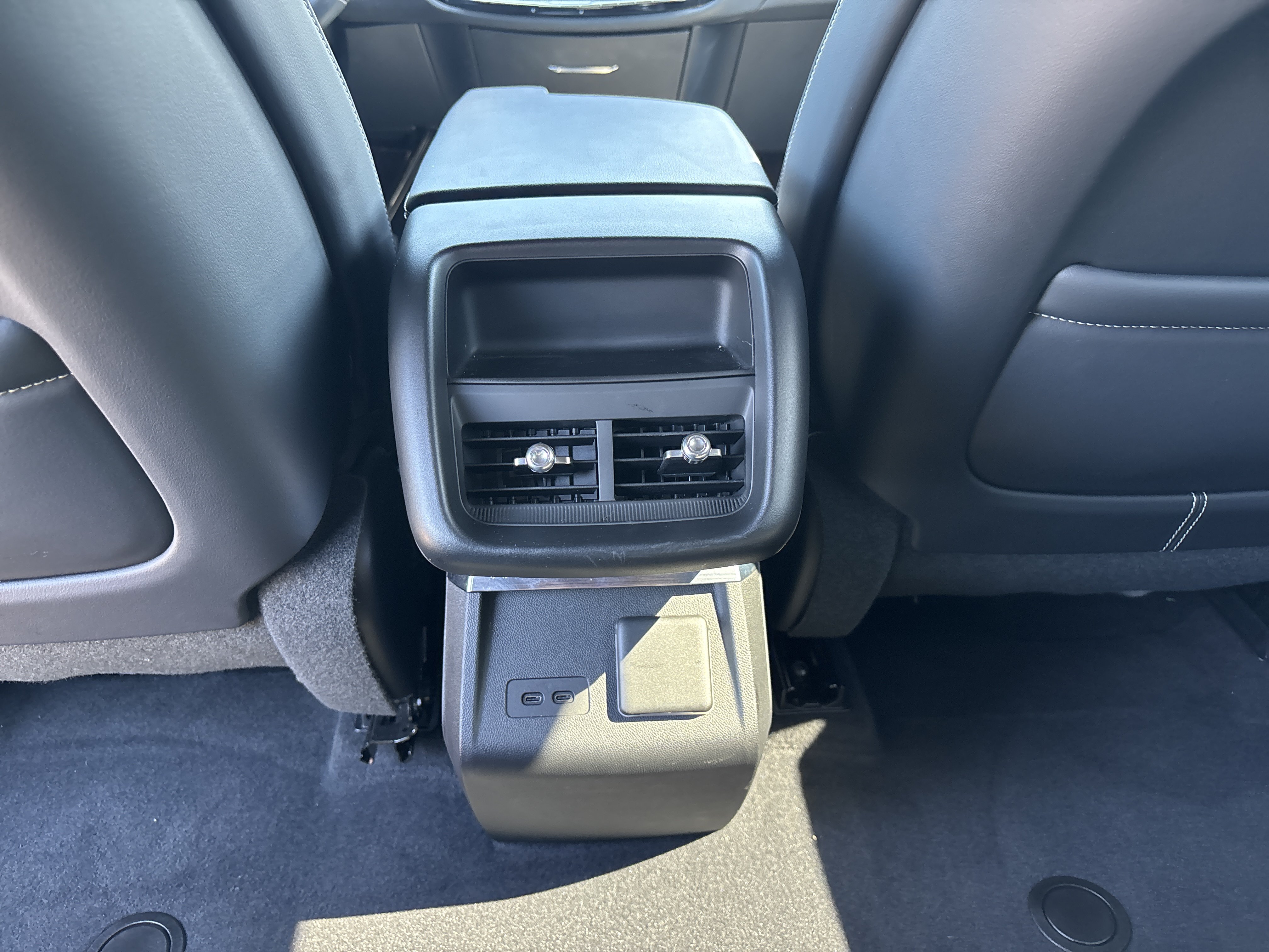 Used 2024 Cadillac Lyriq Luxury AWD/4WD image 7