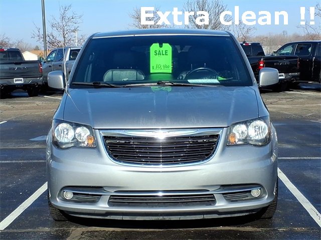 Used 2014 Chrysler Town & Country S image 2