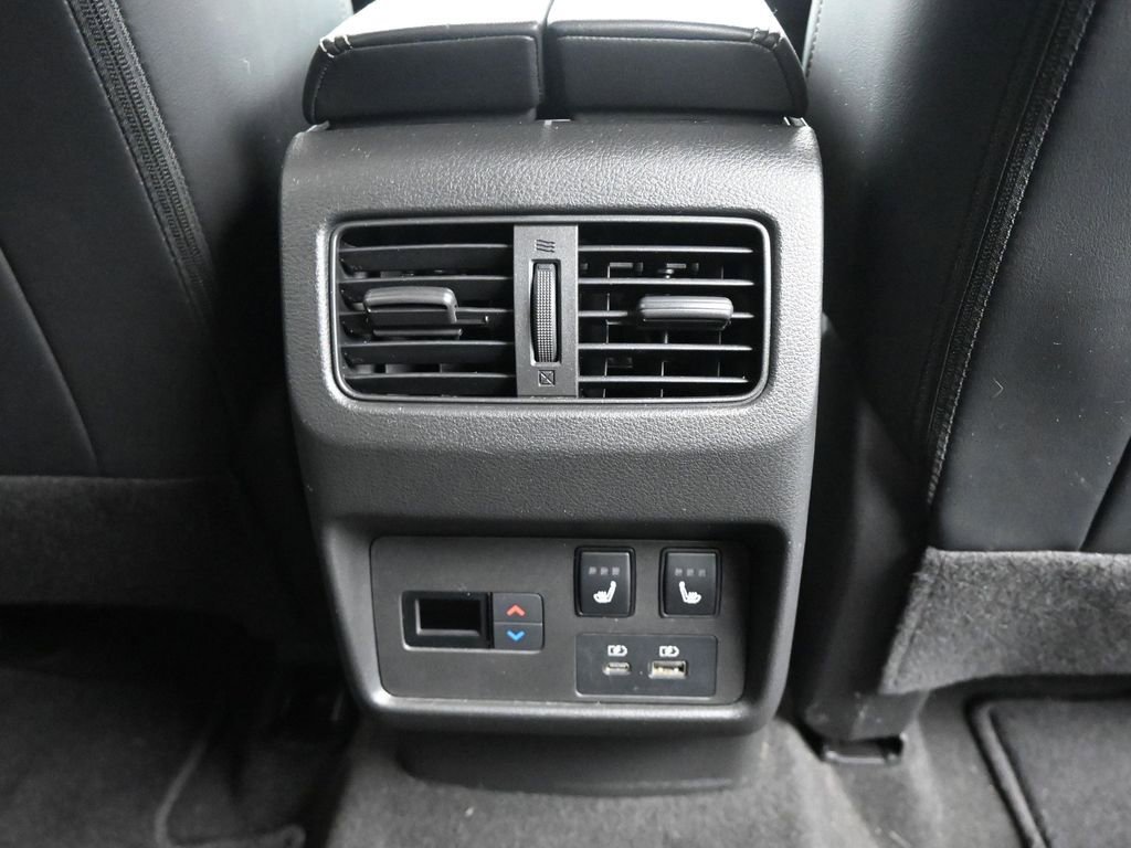 Used 2022 Nissan Rogue Platinum w/ Head-Up Display Package image 16